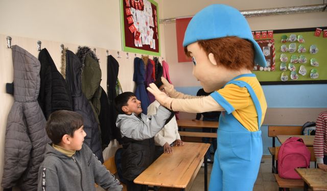 Maskot "Neşeli" Şanlıurfa'da kırsaldaki okullarda pizza dağıtıyor