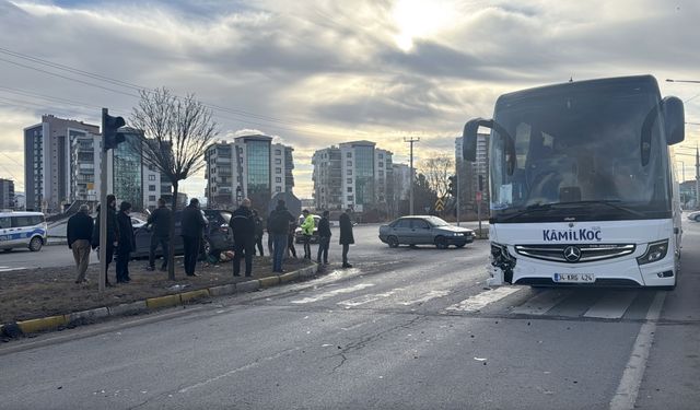 Sivas'ta yolcu otobüsü ile çarpışan cipteki 3 kişi yaralandı