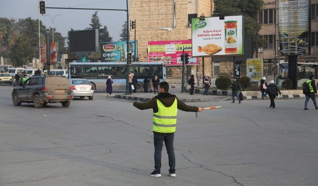 Suriye'nin Halep kentinde gençler, trafik sorununu çözmek için gönüllü oluyor