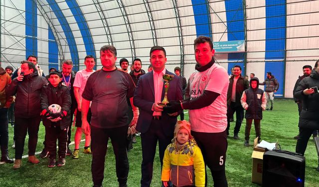 Suşehri'nde kurumlar arası futbol turnuvası sona erdi