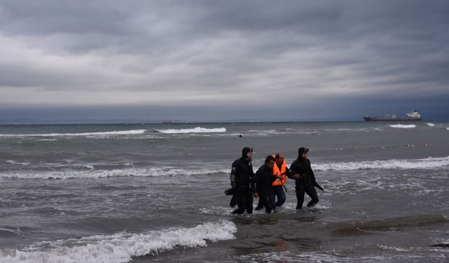 Tekirdağ'da fırtına nedeniyle su alarak yan yatan teknedeki 2 kişi kurtarıldı