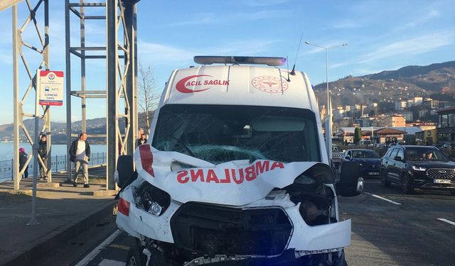 Trabzon'da ambulans ile 2 aracın karıştığı kazada 8 kişi yaralandı