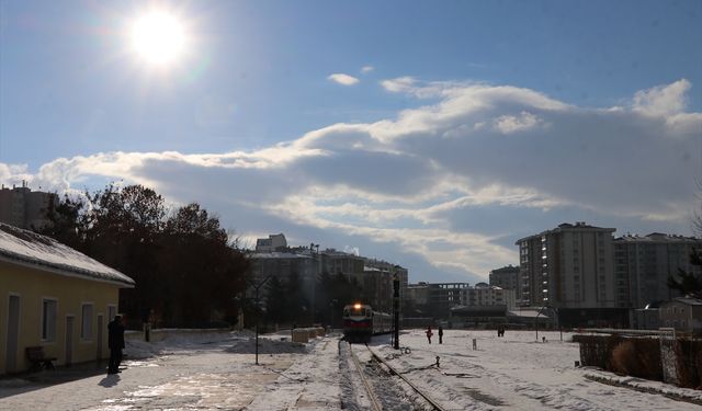 Yeni sezonun ilk seferine çıkan Turistik Doğu Ekspresi Erzurum'a ulaştı