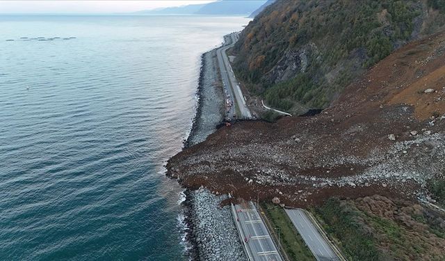 Artvin'de heyelan sonucu kapanan Karadeniz Sahil Yolu tek şeritten ulaşıma açıldı