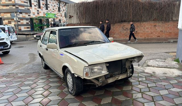 Çorum'da otomobilin iş yerinin duvarına çarptığı kaza güvenlik kamerasında