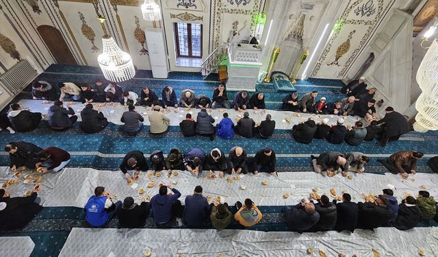 Niğde'de gençler ve aileleri yeni yılın ilk sabah namazında buluştu