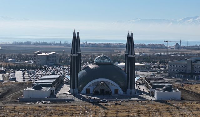 Van'da "Tıbbiye Cami ve Külliyesi"nde ilk cuma namazı kılındı