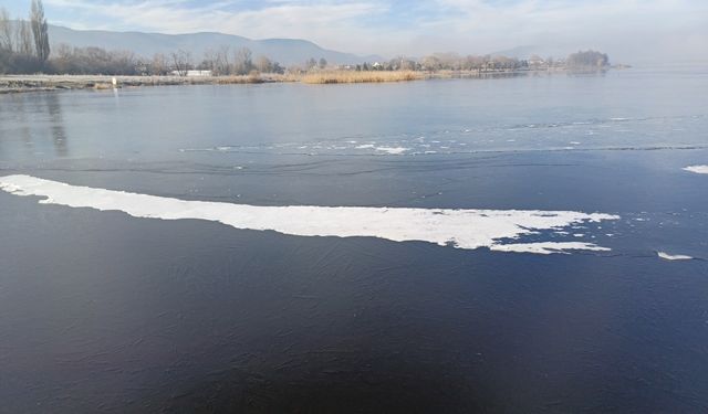 Yeniçağa Gölü'nün yüzeyi buz tuttu