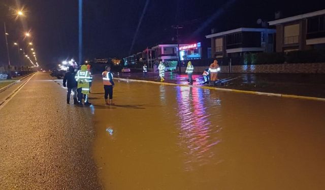 Balıkesir-Çanakkale kara yolu yağış ve yamaçlardan akan su nedeniyle kısmen kapandı