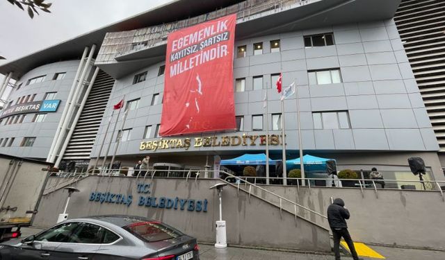 Beşiktaş Belediye binasına "Egemenlik kayıtsız, şartsız milletindir" yazan poster asıldı