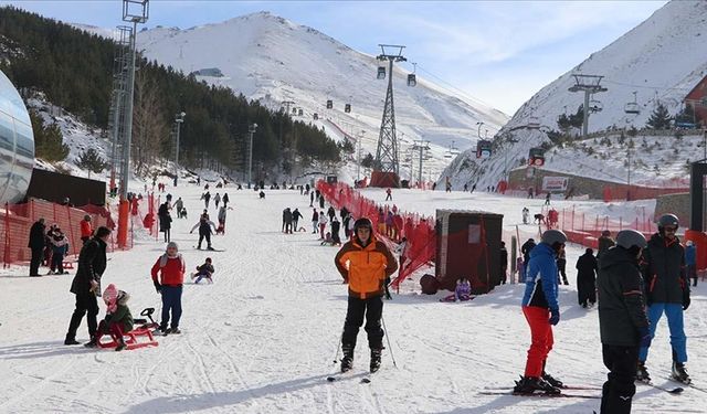 Palandöken'e gelen turistler, güneşli havada kayak yapmanın keyfini çıkardı