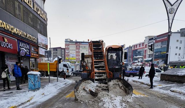 Van'da yoğun kar nedeniyle 493 yerleşim yeri ulaşıma kapandı