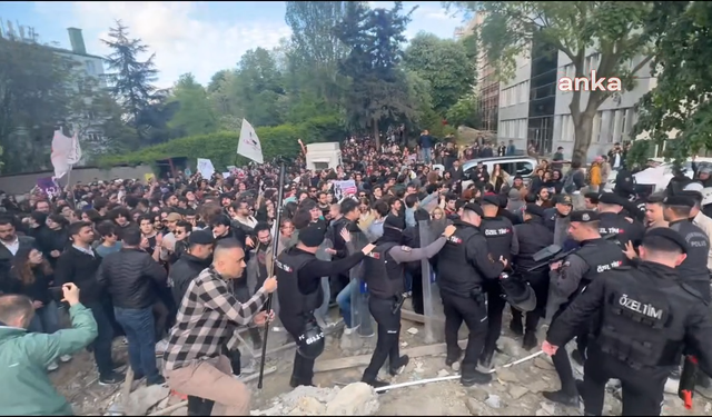 "Nureddin Yıldız" protestosu | Öğrenciler gözaltına alınan arkadaşlarına destek için Vatan Emniyet'te