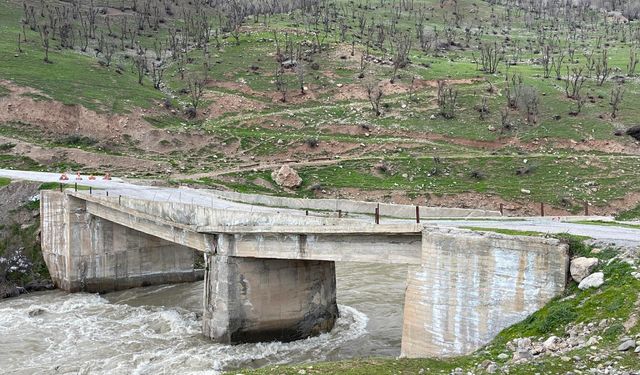 Van Çatak'ta köprü çöktü: 40 haneli mahalle ilçeye bağlantısını kaybetti