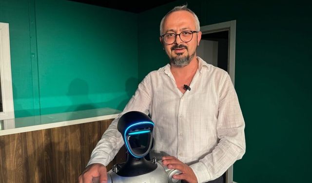 İnsansı robot "Şimdi Telefonunuza Bir Kod Gelecek" oyunuyla tiyatro sahnesine çıkacak