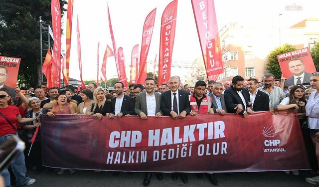 CHP'li Özgür Çelik Bayrampaşa'da kurultay ve erken seçim çağrısında bulundu