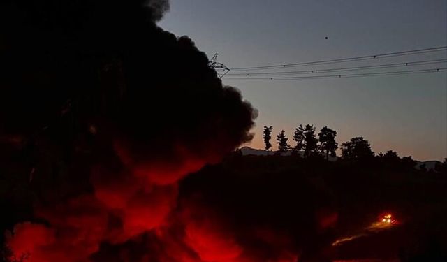 Antalya Manavgat’ta depo olarak kullanılan muz serasında yangın çıktı