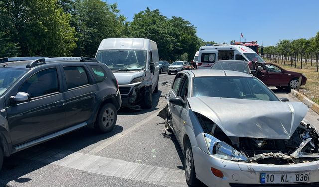 Balıkesir Susurluk'taki trafik kazasında 6 araç çarpıştı: 2 yaralı