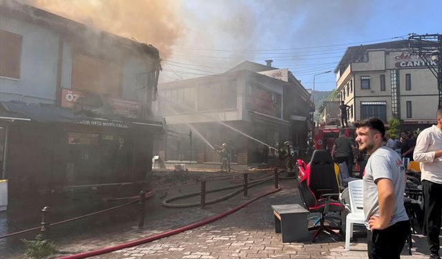Bursa Osmangazi’deki mobilya mağazası yangınına müdahale sürüyor