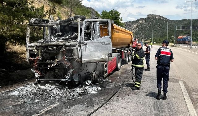 Karabük’te seyir halindeki tır alev aldı: Yangında araç kullanılamaz hale geldi