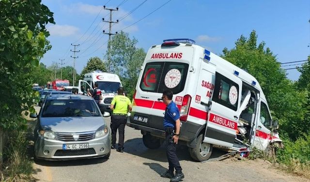 Kocaeli Kandıra’da ambulans kazası: Hasta ve 2 sağlık görevlisi yaralandı