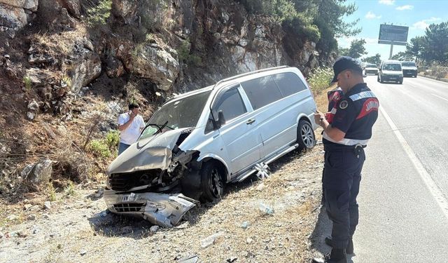 Muğla Bodrum trafik kazasında otomobil ile minibüs çarpıştı: 6 yaralı