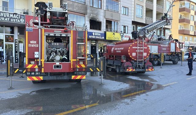 Niğde'de 8 katlı apartmanda yangın çıktı