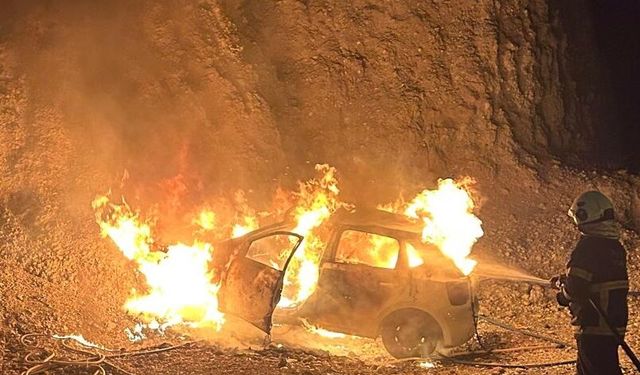 Siirt’te seyir halindeki otomobil alev aldı: Yangında araç kullanılamaz hale geldi