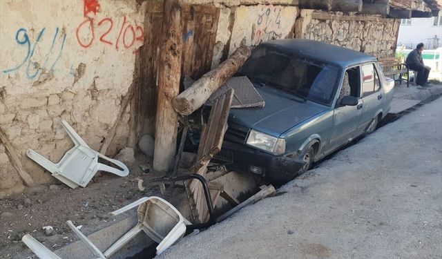 Uşak Banaz’da bankta oturan 2 kişiye otomobil çarptı