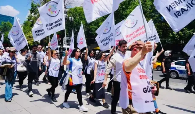 Açlık grevindeki iki öğretmen hastaneye kaldırıldı