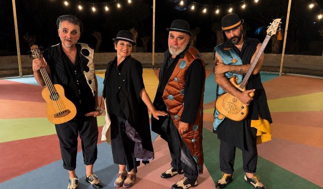 Tiyatro sanatçıları Mustafa Avkıran ve Övül Avkıran Bodrum'da yeni kültür merkezi KOMOS'u İtiraz Sofrası oyunuyla açtı