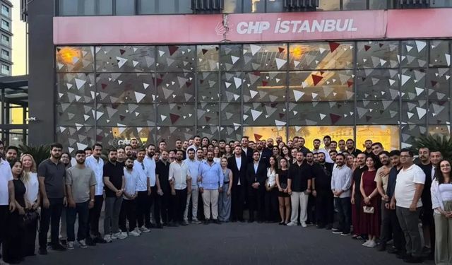 CHP İstanbul Gençlik Kolları yönetimi istifa ederek Yeni Parti'ye katıldı