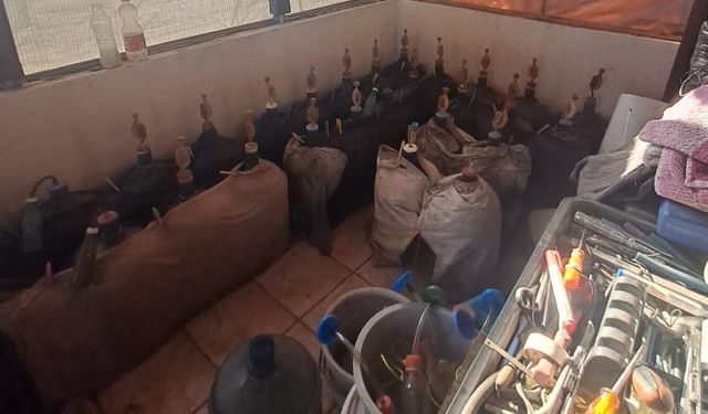 İzmir'de kaçak içki operasyonu: Menderes'te damıtım düzenekleri ve şüpheli sıvılar ele geçirildi