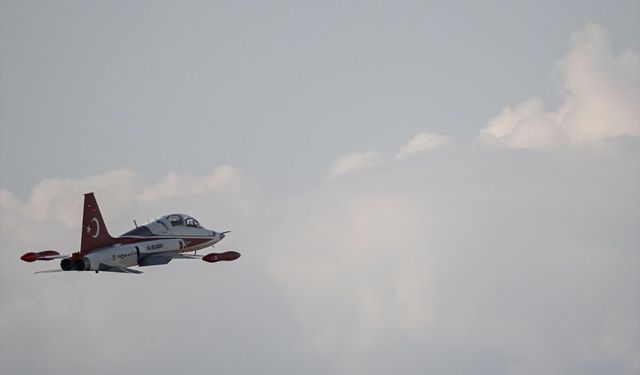 Ankara’daki NATO Zirvesi açılışında Türk Yıldızları gökyüzündeydi