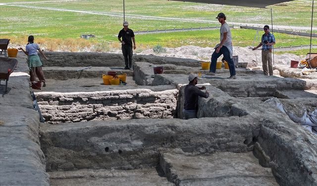 Konya'daki Türkmen Karahöyük kazılarında 3 bin 500 yıllık mühür ve altın muska bulundu