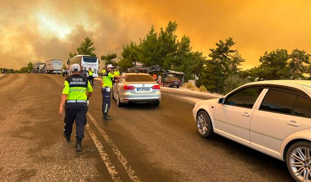 Fethiye-Seydikemer-Antalya karayolu orman yangını nedeniyle ulaşıma kapatıldı