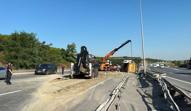 Eyüpsultan'da trafik kazası: Hafriyat kamyonu karşı şeride geçti, 2 yaralı