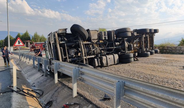 Karabük Safranbolu'da trafik kazası: 100 metre sürüklenen tır alev aldı, 1 yaralı