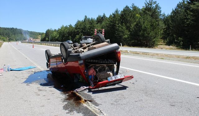 Kastamonu'daki trafik kazasında devrilen otomobilde 3 kişi yaralandı