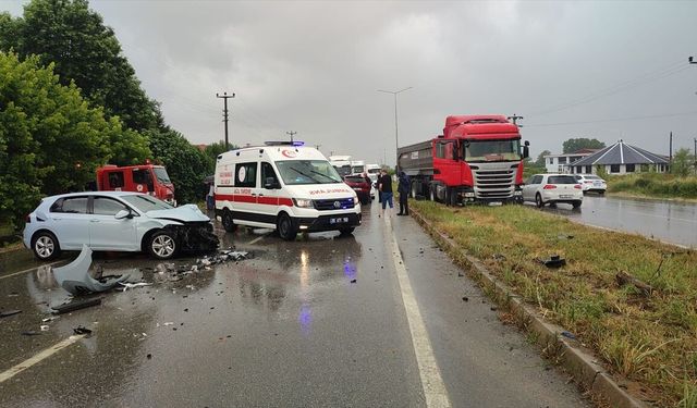 Samsun Çarşamba’daki trafik kazasında iki otomobil çarpıştı: 2’si ağır 4 yaralı