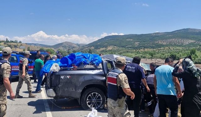 SON DAKİKA: Erzincan'da feci trafik kazası... Devrilen kamyonette 1 ölü, 3 ağır yaralı