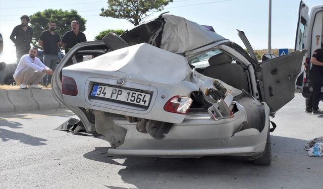 Van İpekyolu’nda trafik kazası: Kamyonete çarpan otomobilde 1 ölü, 4 yaralı