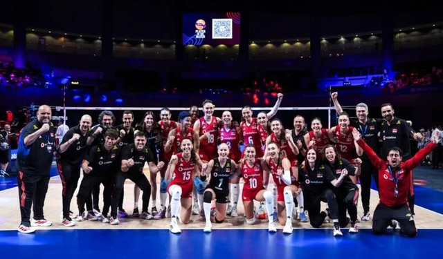 Filenin Sultanları finalde! A Milli Kadın Voleybol Takımı Çin'i 3-0 devirdi