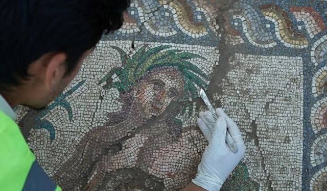 Aspendos’un nehir tanrısı "Genç Eurymedon" tasviri ziyaretçi akınına uğruyor