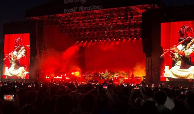 Dünyaca ünlü Gorillaz İstanbul’da sahne aldı