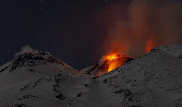 Etna Yanardağı’nda patlama: Katanya Havalimanı’nda uçuşlar kısıtlandı