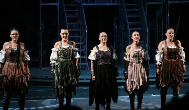 İstanbul Devlet Tiyatrosu "Lysistrata" oyunuyla Kosova'da sahne aldı