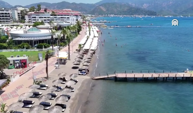 Muğla sahillerinde yaz yoğunluğu: Tatilciler plajlara akın etti