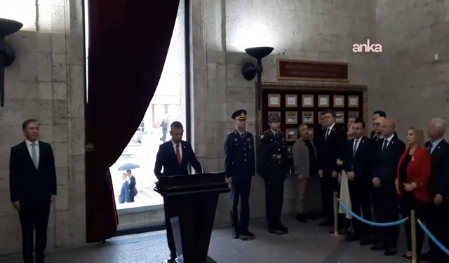 Özgür Özel, YENİ Parti genel başkanı olarak Anıtkabir'i ziyaret etti