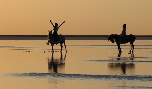Tuz Gölü’nün sonsuz beyazlığında atlı gün batımı turları ziyaretçileri büyülüyor